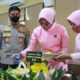 Kapolresta Mojokerto AKBP Rofiq Ripto Himawan beri kejutan kue tart dan nasi tumpeng di syukuran HUT Kesatuan Gerak Bhayangkari Ke-69, Kamis (21/10/2021). Foto: Susan