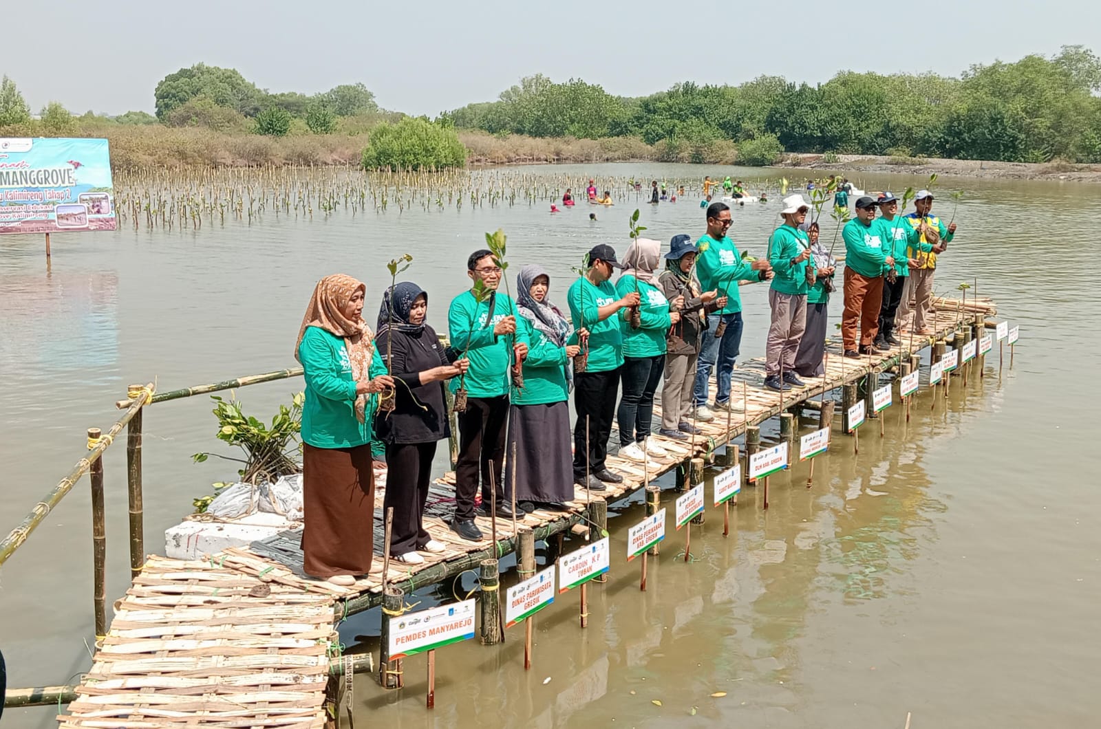 WhatsApp Image 2024 07 25 at 15.24.59 - Tanam Ribuan Mangrove di Kalimireng Manyar Gresik, PT Cargill - ITS Edukasi Rekreasi Warga