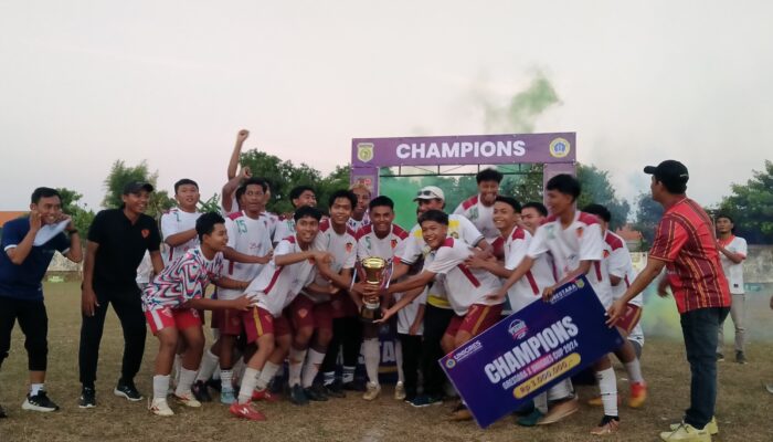 Kalahkan Persada, Benjeng FC Juara Grestara Unigres Cup Berhak Peroleh Beasiswa Kuliah