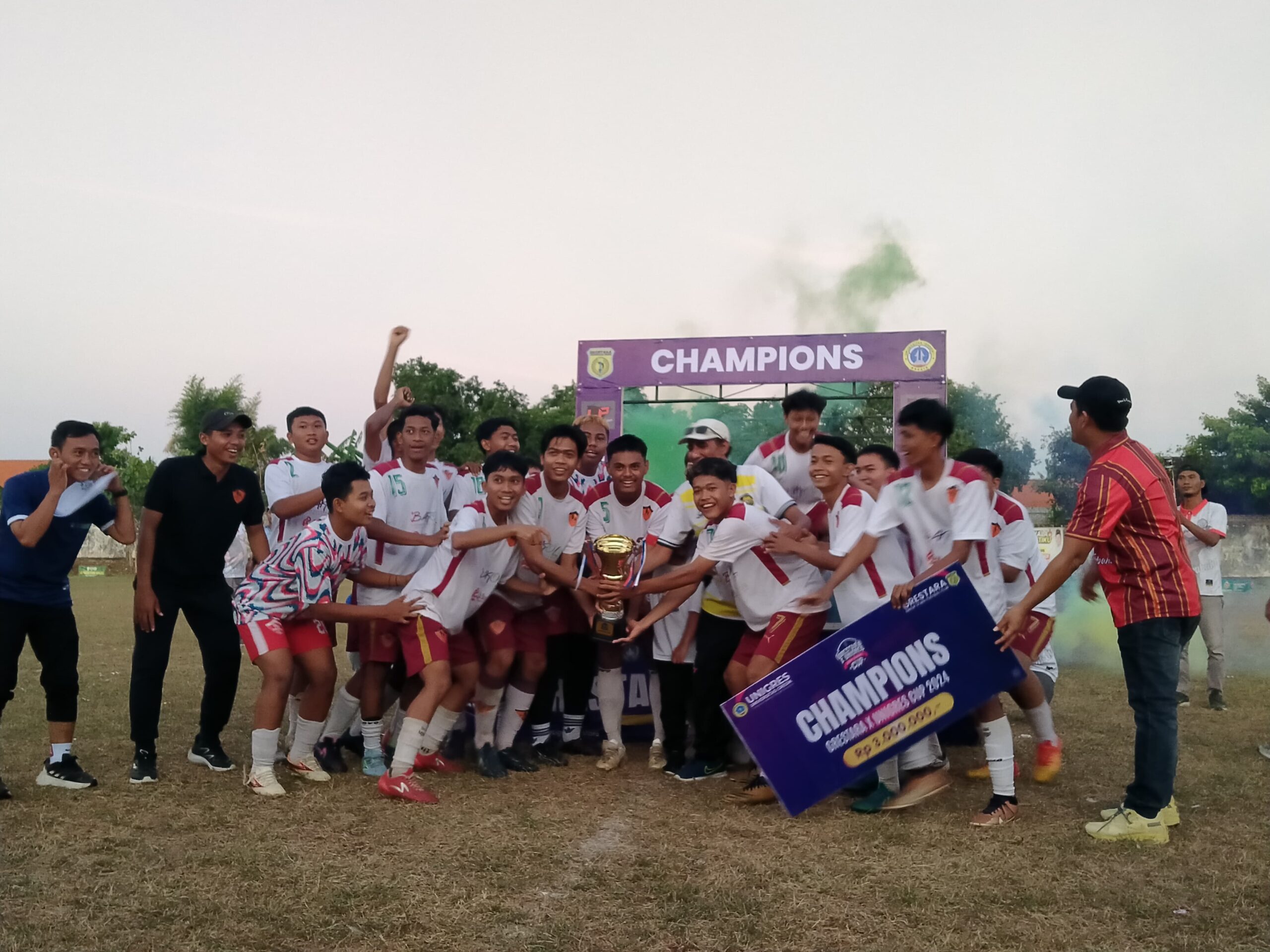 WhatsApp Image 2024 08 04 at 07.57.46 scaled - Kalahkan Persada, Benjeng FC Juara Grestara Unigres Cup Berhak Peroleh Beasiswa Kuliah